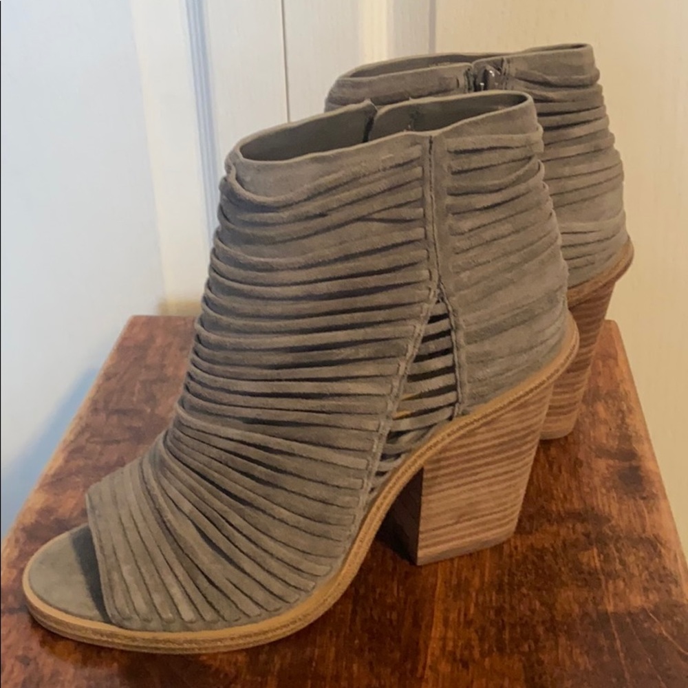 Vince Camuto size 8 booties